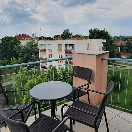Udvarház Apartman *