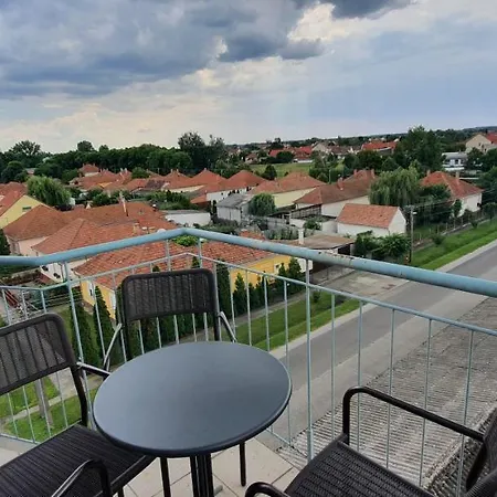 Udvarház Apartman Apartman