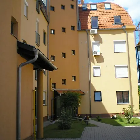 Udvarház Apartman * Mórahalom
