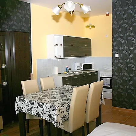 Udvarház Apartman Apartman *
